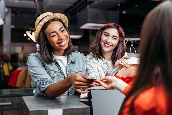 Plusieurs femmes payant dans une boutique