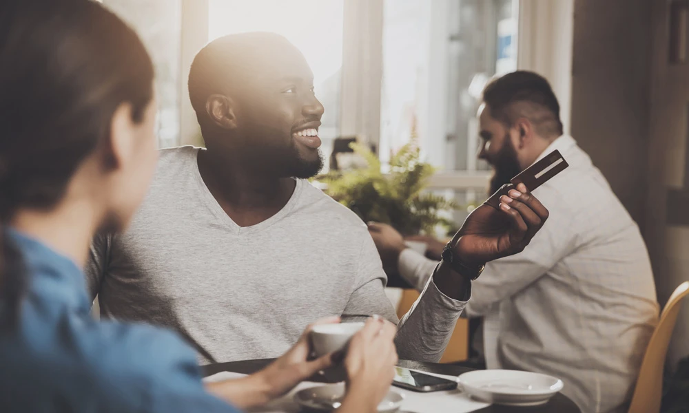 Un homme payant avec une carte dans un restaurant