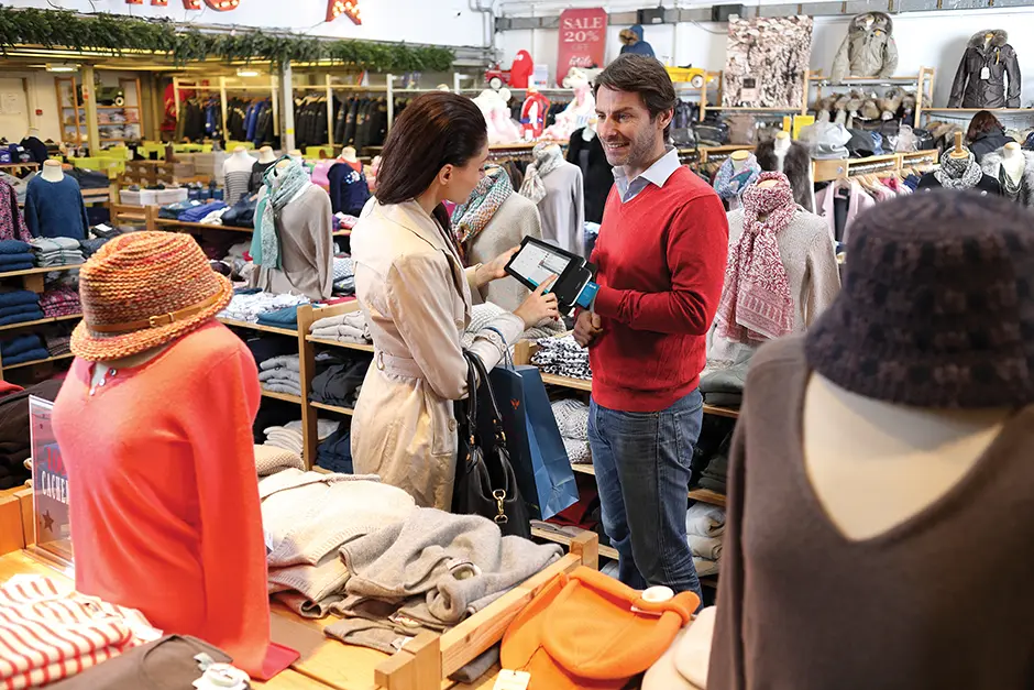 Client effectuant son paiement à l’aide du terminal Moby M70