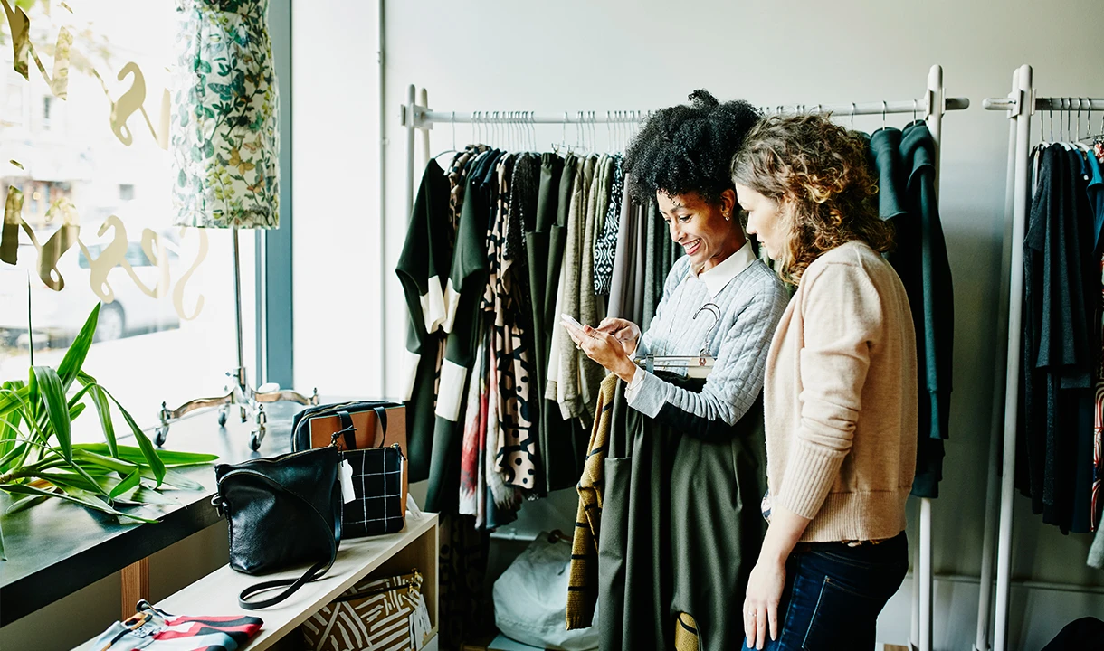 Deux femmes magasinant dans une boutique de vêtements