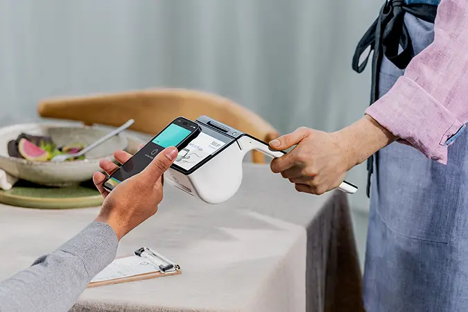 Client utilisant son téléphone pour faire un achat