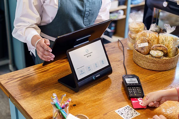 Un client payant avec une carte dans un restaurant